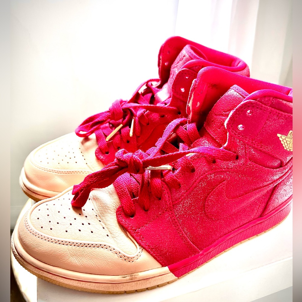 WMNS AIR JORDAN 1 RETRO HI PREMIUM (Gym red/ Metallic Gold)
